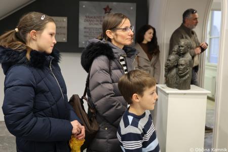 V prostorih občinske stavbe na ogled razstava literarnih in likovnih del na temo Častni občan Kamnika (36)